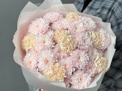 Букет «Самый стойкий» из хризантем и диантусов