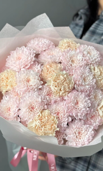 Букет «Самый стойкий» из хризантем и диантусов