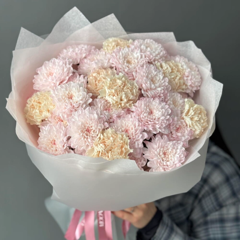 Букет &laquo;Самый стойкий&raquo; из хризантем и диантусов