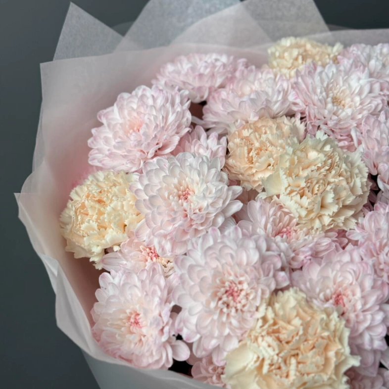 Букет &laquo;Самый стойкий&raquo; из хризантем и диантусов