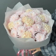 Букет &laquo;Самый стойкий&raquo; из хризантем и диантусов 1