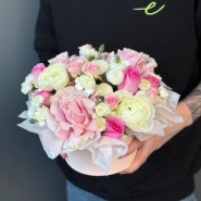 Нежная композиция в коробке с ранункулюсами  0