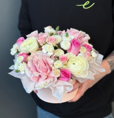 Нежная композиция в коробке с ранункулюсами 