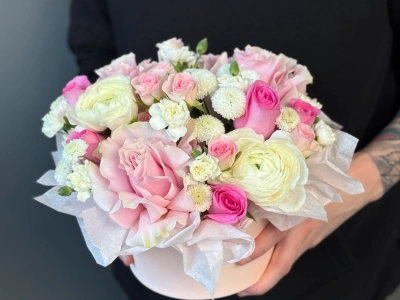 Нежная композиция в коробке с ранункулюсами 