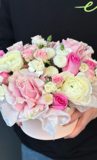 Нежная композиция в коробке с ранункулюсами 