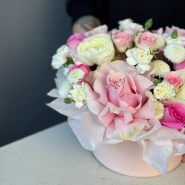 Нежная композиция в коробке с ранункулюсами  1