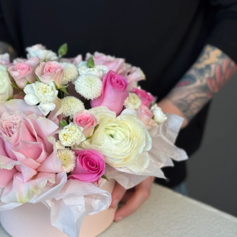 Нежная композиция в коробке с ранункулюсами 