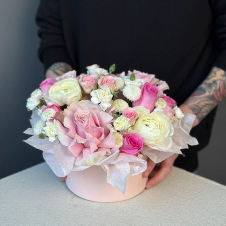 Нежная композиция в коробке с ранункулюсами 