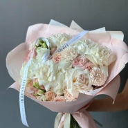 Нежный букет с розами и гортензией 2