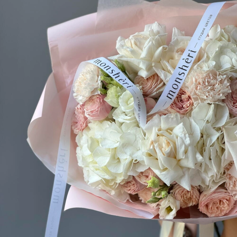 Нежный букет с розами и гортензией