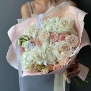 Нежный букет с розами и гортензией 0