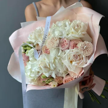 Нежный букет с розами и гортензией