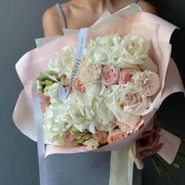 Нежный букет с розами и гортензией