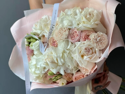 Нежный букет с розами и гортензией