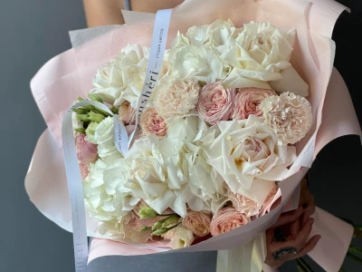 Нежный букет с розами и гортензией