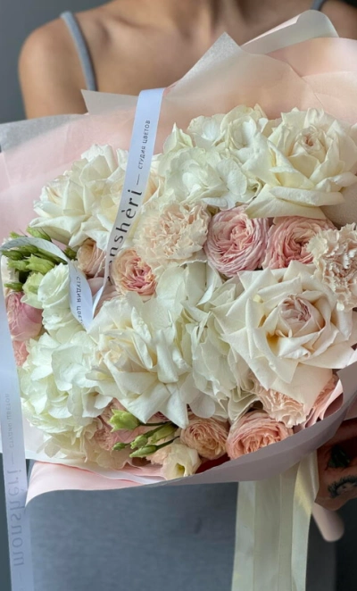 Нежный букет с розами и гортензией