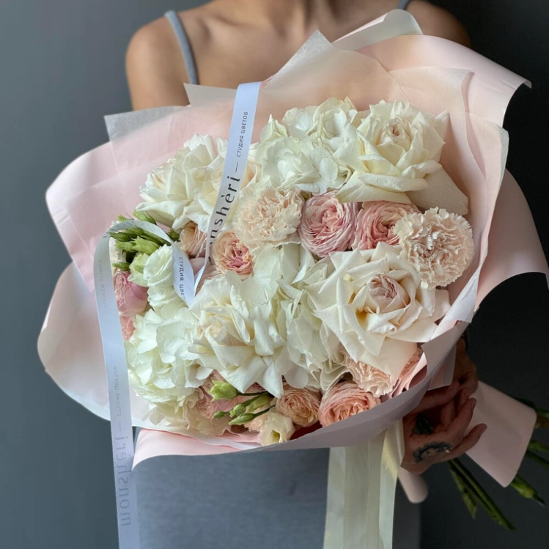 Нежный букет с розами и гортензией