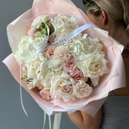 Нежный букет с розами и гортензией 3