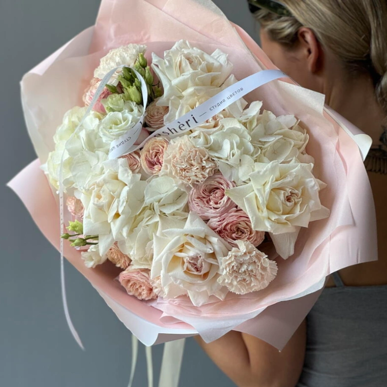 Нежный букет с розами и гортензией