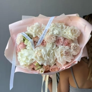 Нежный букет с розами и гортензией 1