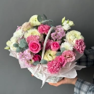 Розовая корзина с ранункулюсами 2