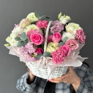 Розовая корзина с ранункулюсами 0