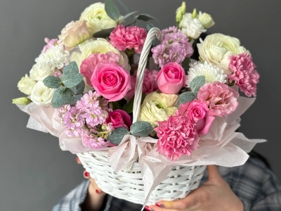 Розовая корзина с ранункулюсами