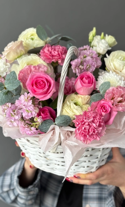 Розовая корзина с ранункулюсами