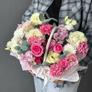 Розовая корзина с ранункулюсами 1