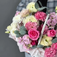 Розовая корзина с ранункулюсами 4