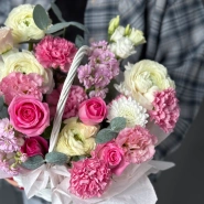 Розовая корзина с ранункулюсами 3