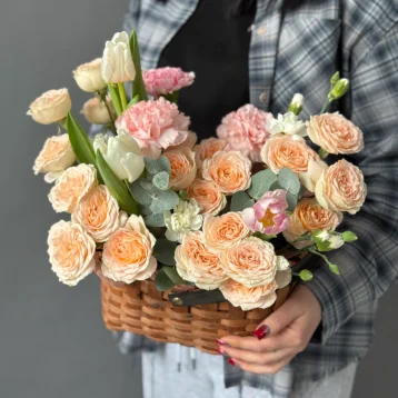 Корзина «Персиковый закат» с кустовой пионовидной розой 