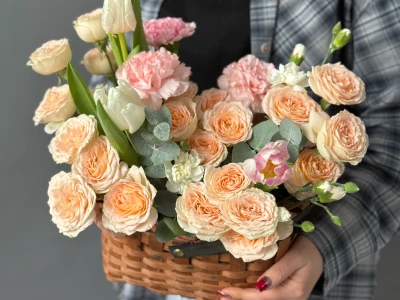 Корзина «Персиковый закат» с кустовой пионовидной розой 