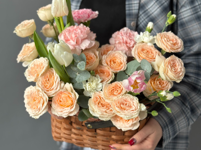 Корзина «Персиковый закат» с кустовой пионовидной розой 