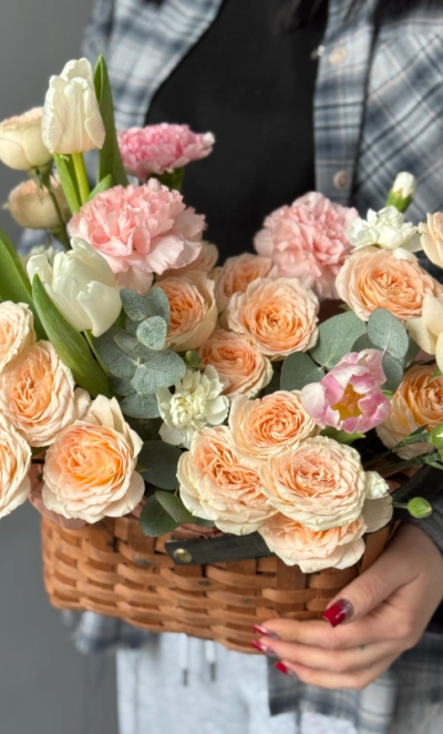 Корзина «Персиковый закат» с кустовой пионовидной розой 