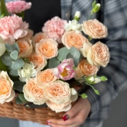 Корзина &laquo;Персиковый закат&raquo; с кустовой пионовидной розой  3
