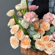 Корзина &laquo;Персиковый закат&raquo; с кустовой пионовидной розой  4