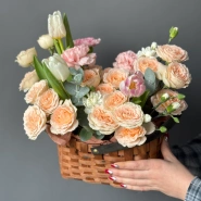 Корзина &laquo;Персиковый закат&raquo; с кустовой пионовидной розой  2