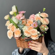 Корзина &laquo;Персиковый закат&raquo; с кустовой пионовидной розой  1