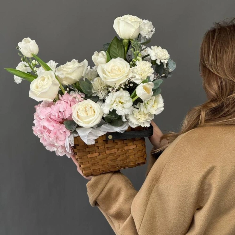 Корзина с цветами нежная😍