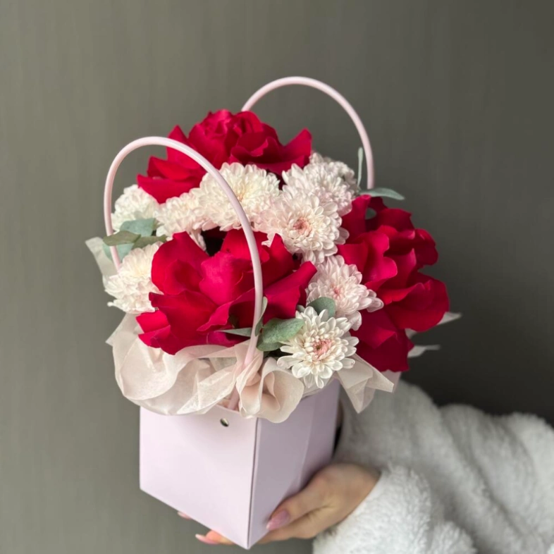 Сумочка с розами и хризантемой