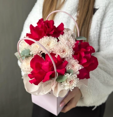 Сумочка с розами и хризантемой