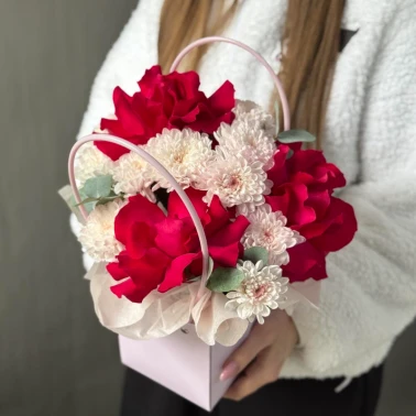 Сумочка с розами и хризантемой