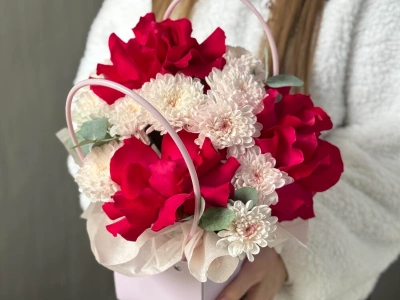 Сумочка с розами и хризантемой