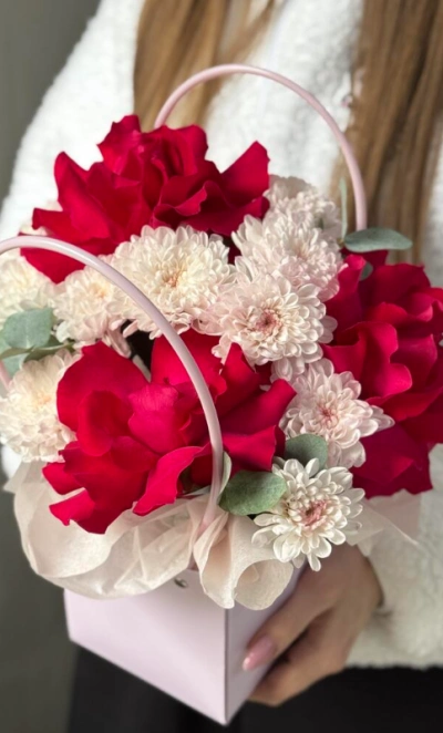 Сумочка с розами и хризантемой