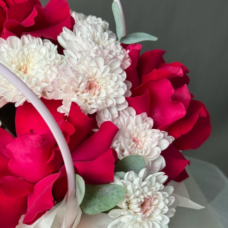 Сумочка с розами и хризантемой