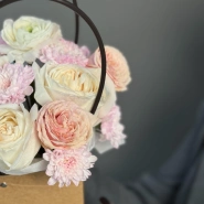 Цветы в сумочке N2 с ранункулюсами 3