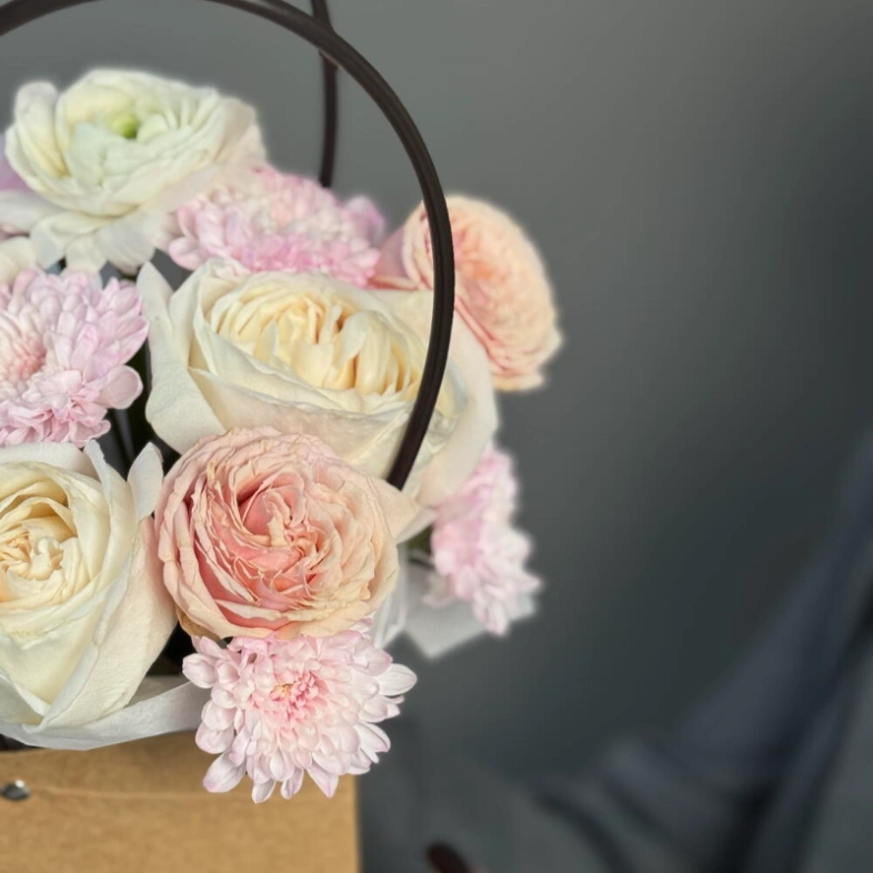 Цветы в сумочке N2 с ранункулюсами