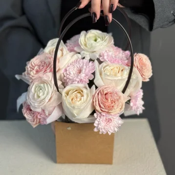 Цветы в сумочке N2 с ранункулюсами