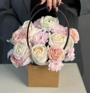 Цветы в сумочке N2 с ранункулюсами